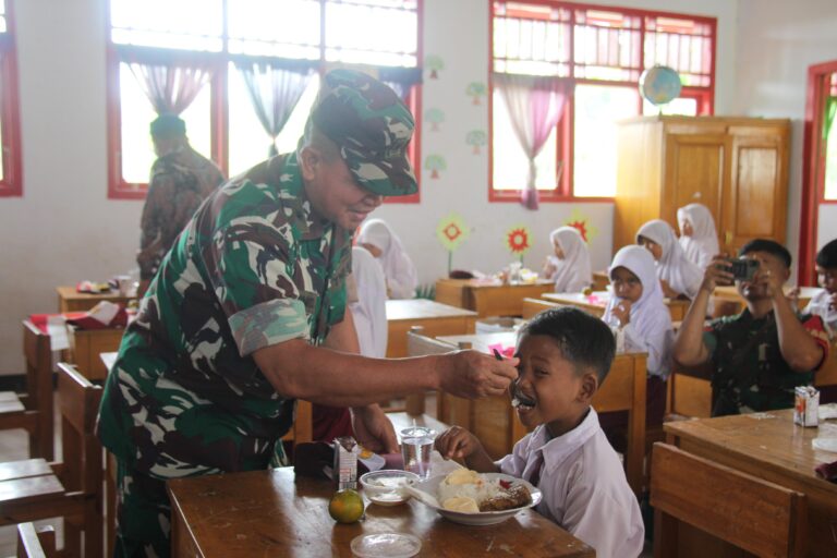 Kodim 0423/BU Hadirkan “Dapur Masuk Sekolah” Wujud Nyata Perang Melawan Stunting